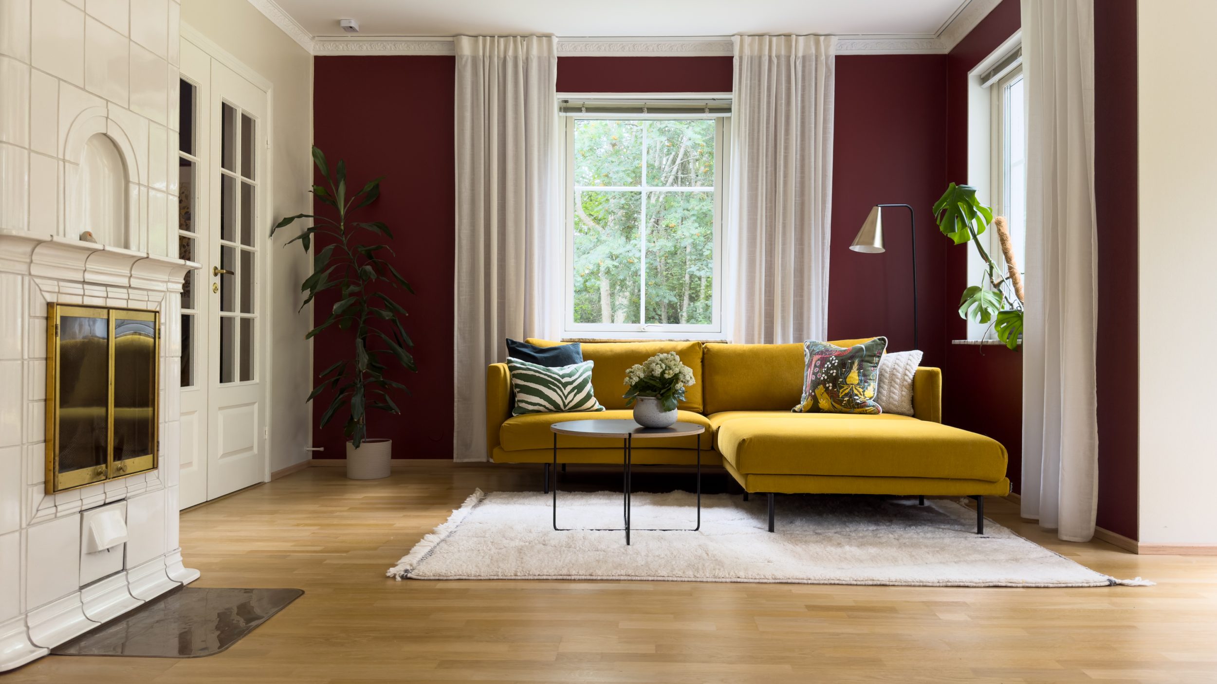 Lapsiperheen värikäs olohuone – sisustussuunnittelu Helsingissä ja Uudellamaalla