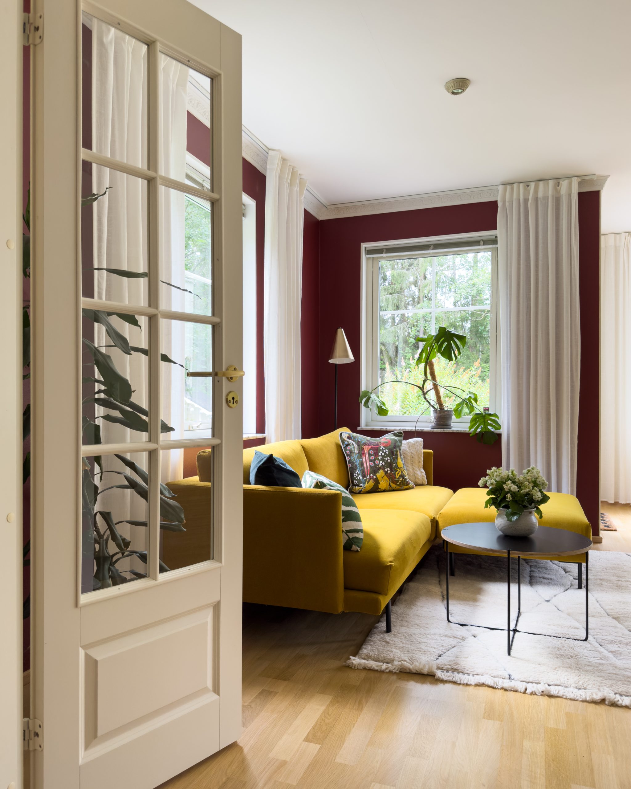 Värikäs olohuone lapsiperheen kodissa – sisustussuunnittelija Helsingissä ja Uudellamaalla