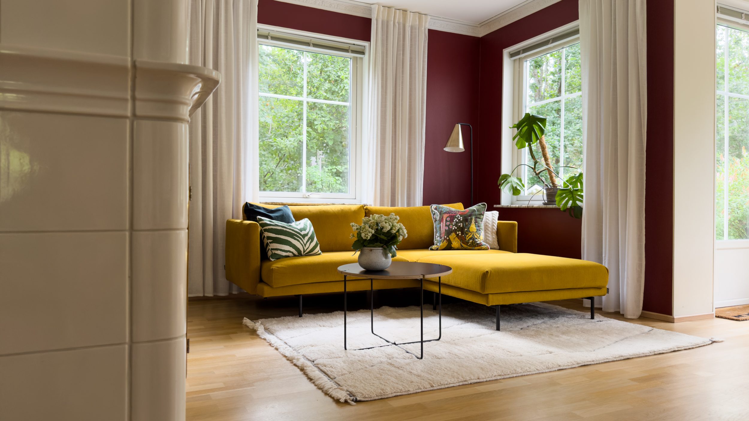 Värikäs olohuone – sisustussuunnittelu lapsiperheen kotiin Helsingissä ja Uudellamaalla