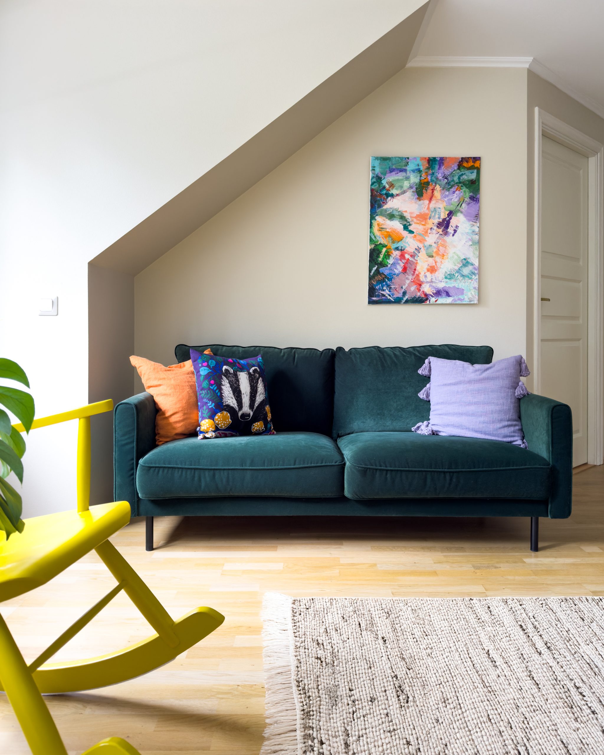 Lapsiperheen kodin värikäs yläkerran aula – sisustussuunnittelu Helsingissä ja Uudellamaalla