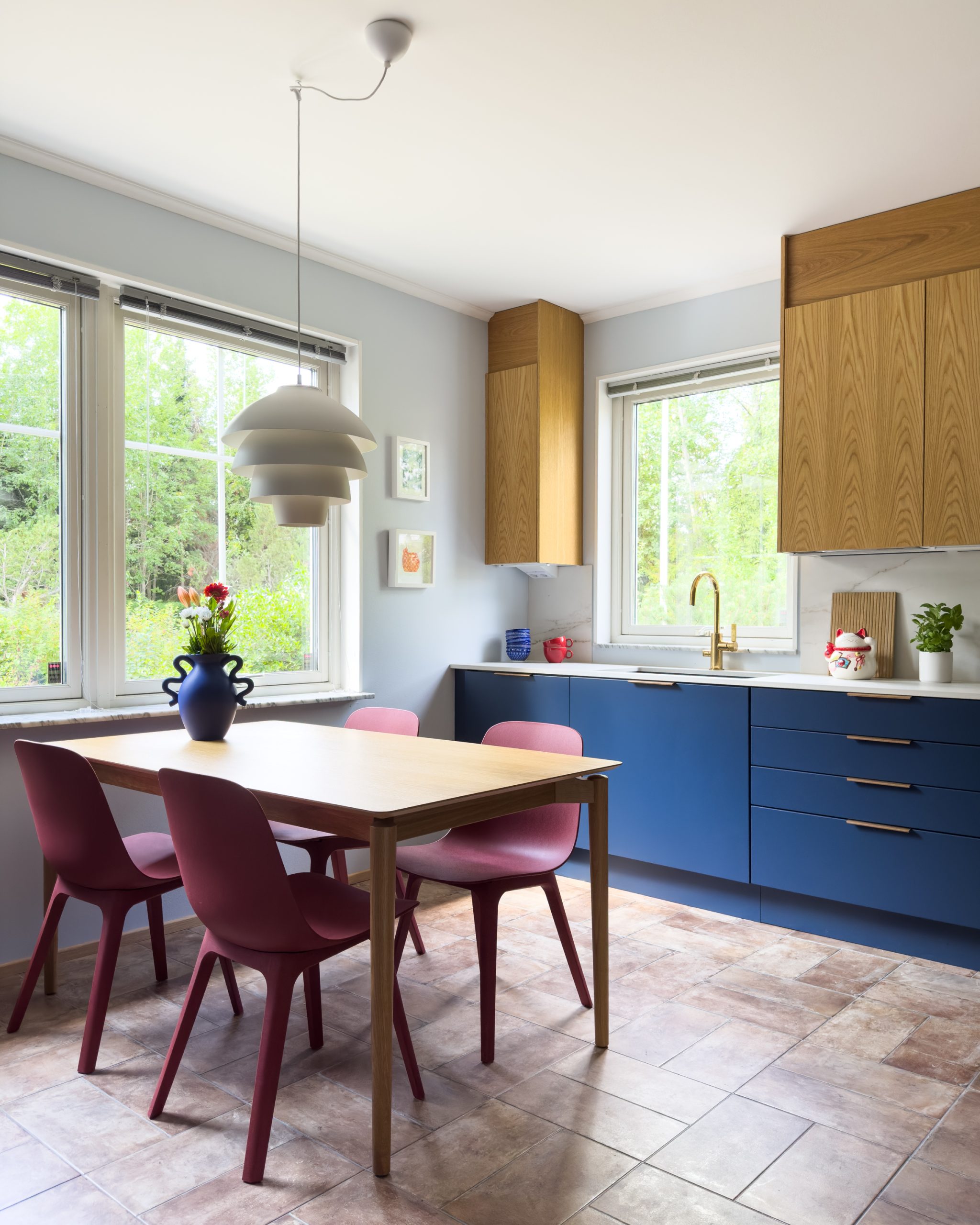 Värikäs keittiö lapsiperheen kodissa – sisustussuunnittelu Helsingissä ja Uudellamaalla