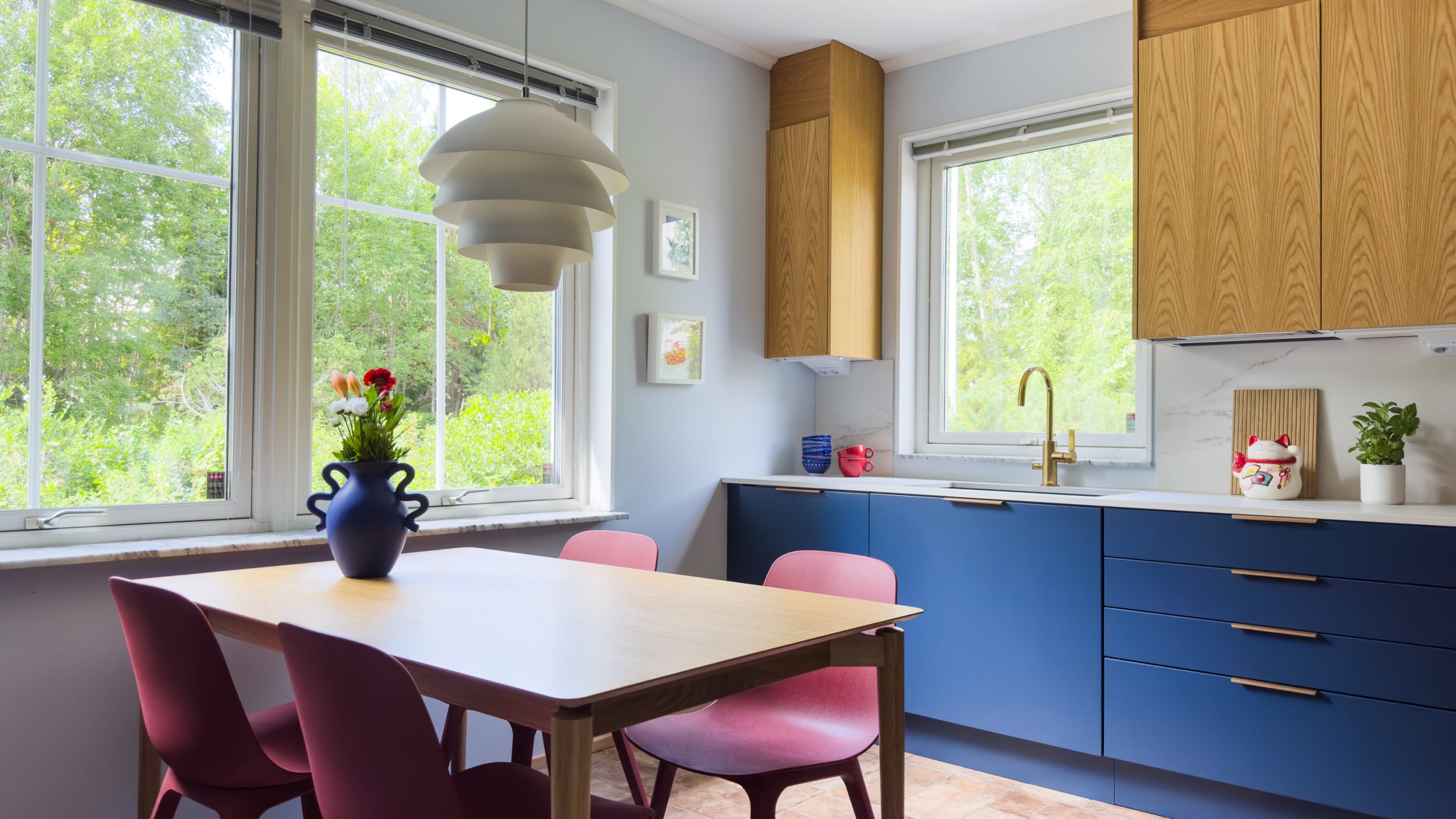 Sininen keittiö lapsiperheen kodissa – sisustussuunnittelija Helsingissä ja Uudellamaalla