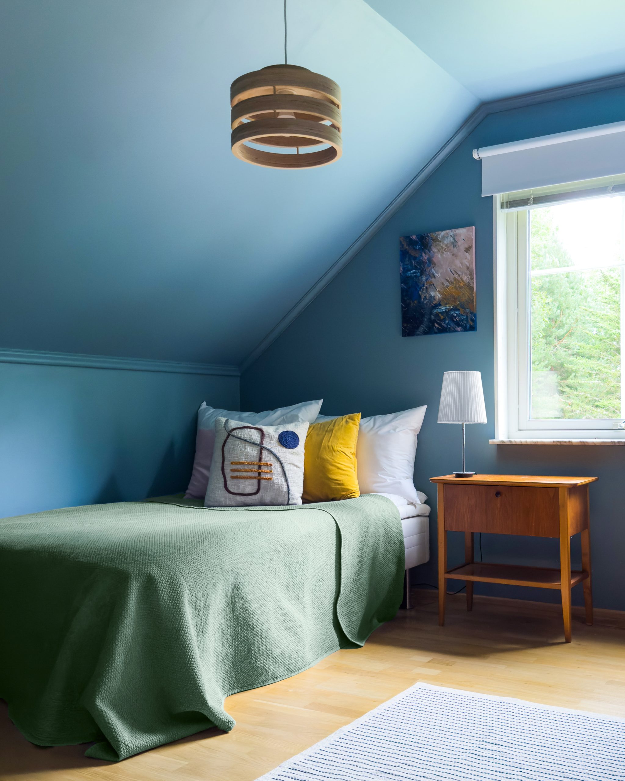 Värikäs vierashuone lapsiperheen kodissa – sisustussuunnittelu Helsingissä ja Uudellamaalla