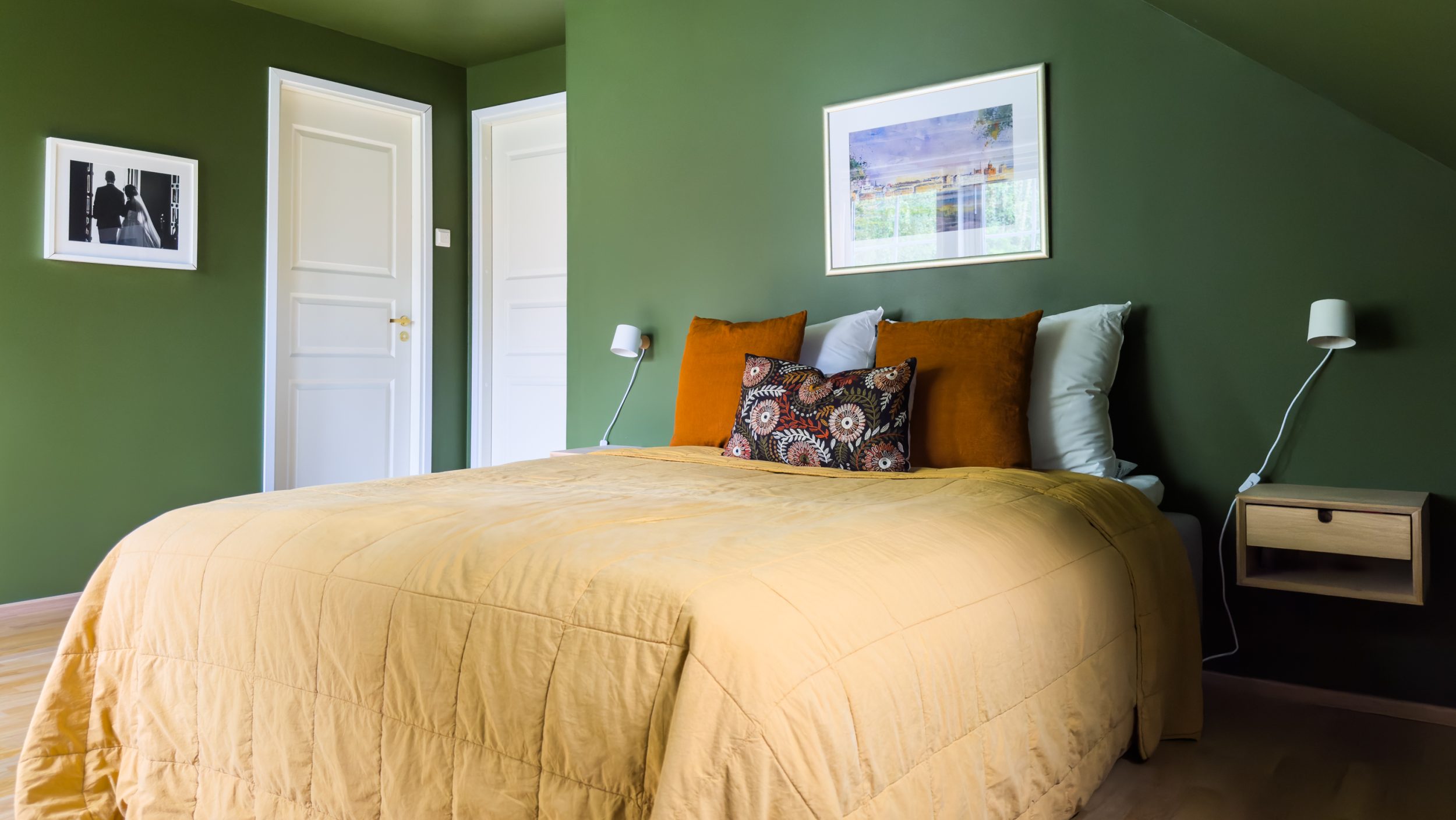 Värikäs aikuisten makuuhuone – sisustussuunnittelu Helsingissä ja Uudellamaalla